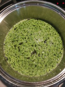 Bärlauch-Spätzle kochen