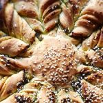 Brotstern gebacken. Mit Bärlauch und Chili Pesto