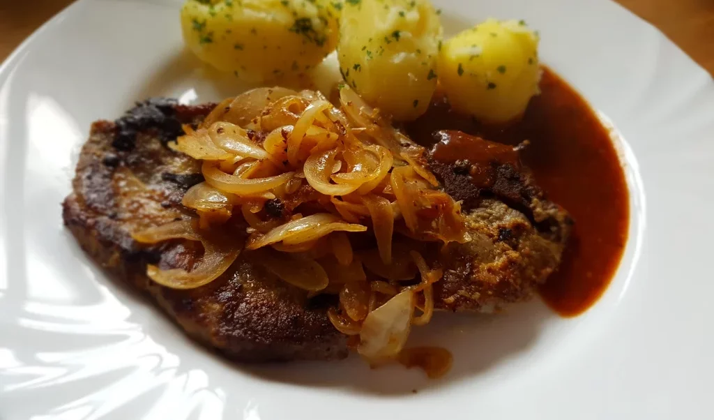 Schweine Kamm mit Zwiebel-Bier-Senf Sauce