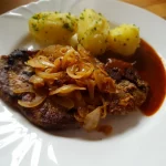 Schweine Kamm mit Zwiebel-Bier-Senf Sauce
