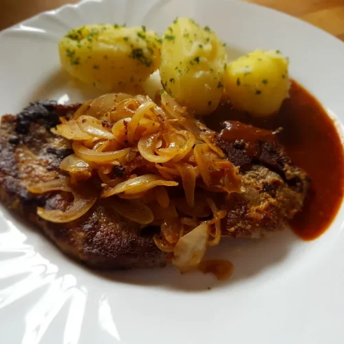 Schweine Kamm mit Zwiebel-Bier-Senf Sauce